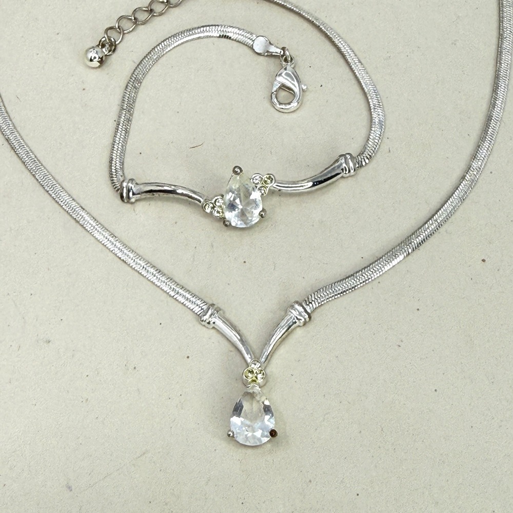 Avon Nina Ricci‎ Elegant Necklace and Bracelet Set Pear Cut Clear Crystal
